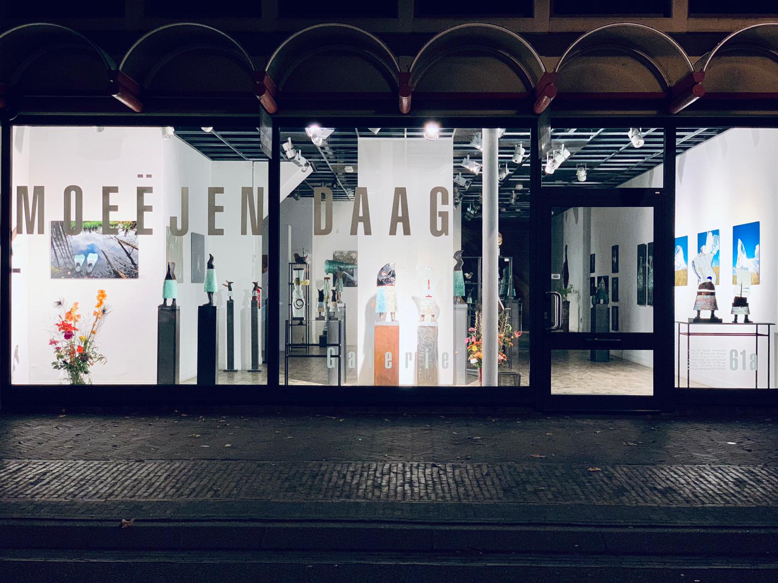 Galerie Moeëjen Daag etalage avond 18 november 2020